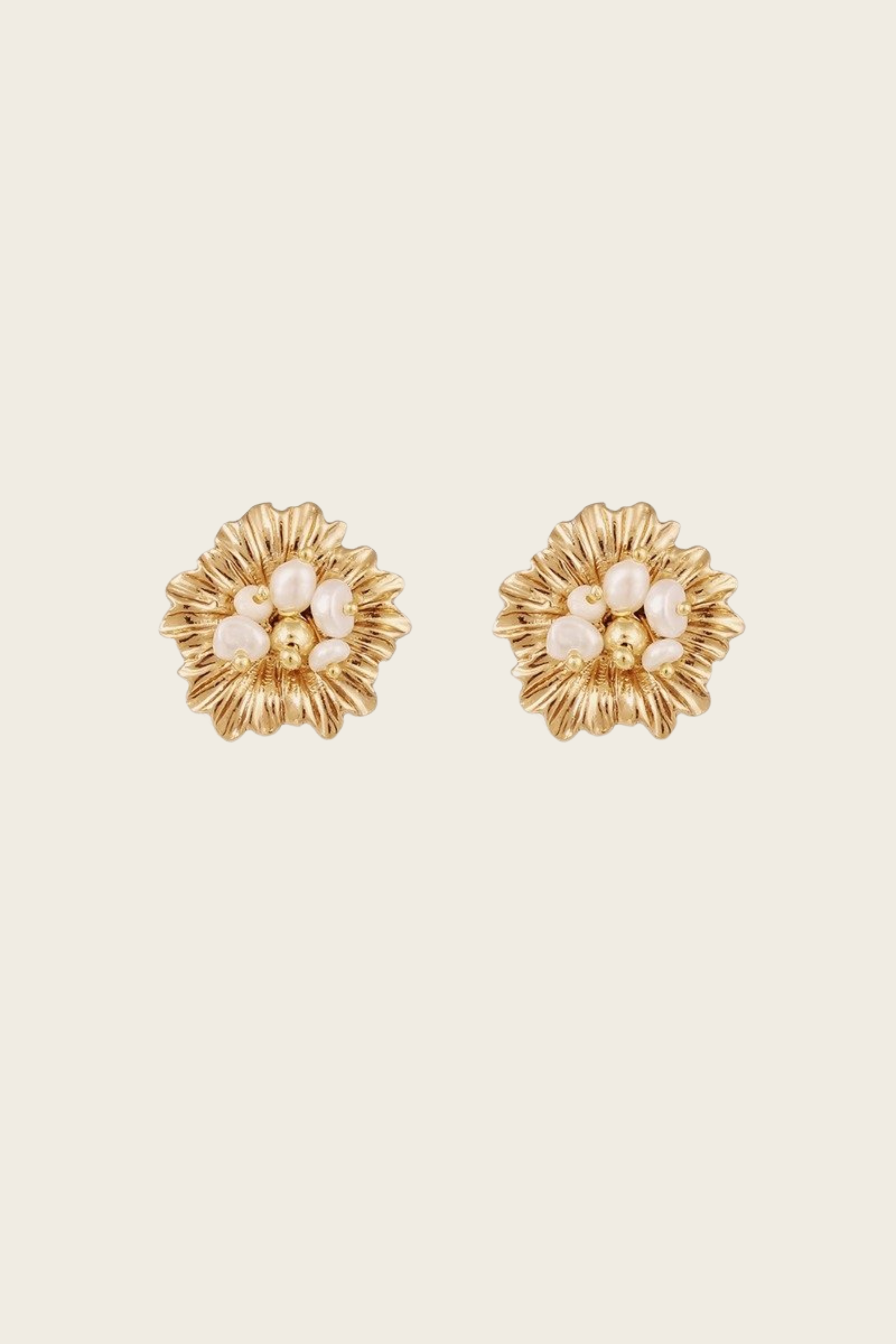 Azalee studs earrings Cultured pearls-Puce Lucce, Material: Gold-plated metal with cultured pearls and gold-plated beads, Colour: Gold / White pearls, Design: Floral studs embellished with pearls, New Arrivals, FW25, Espace Cannelle