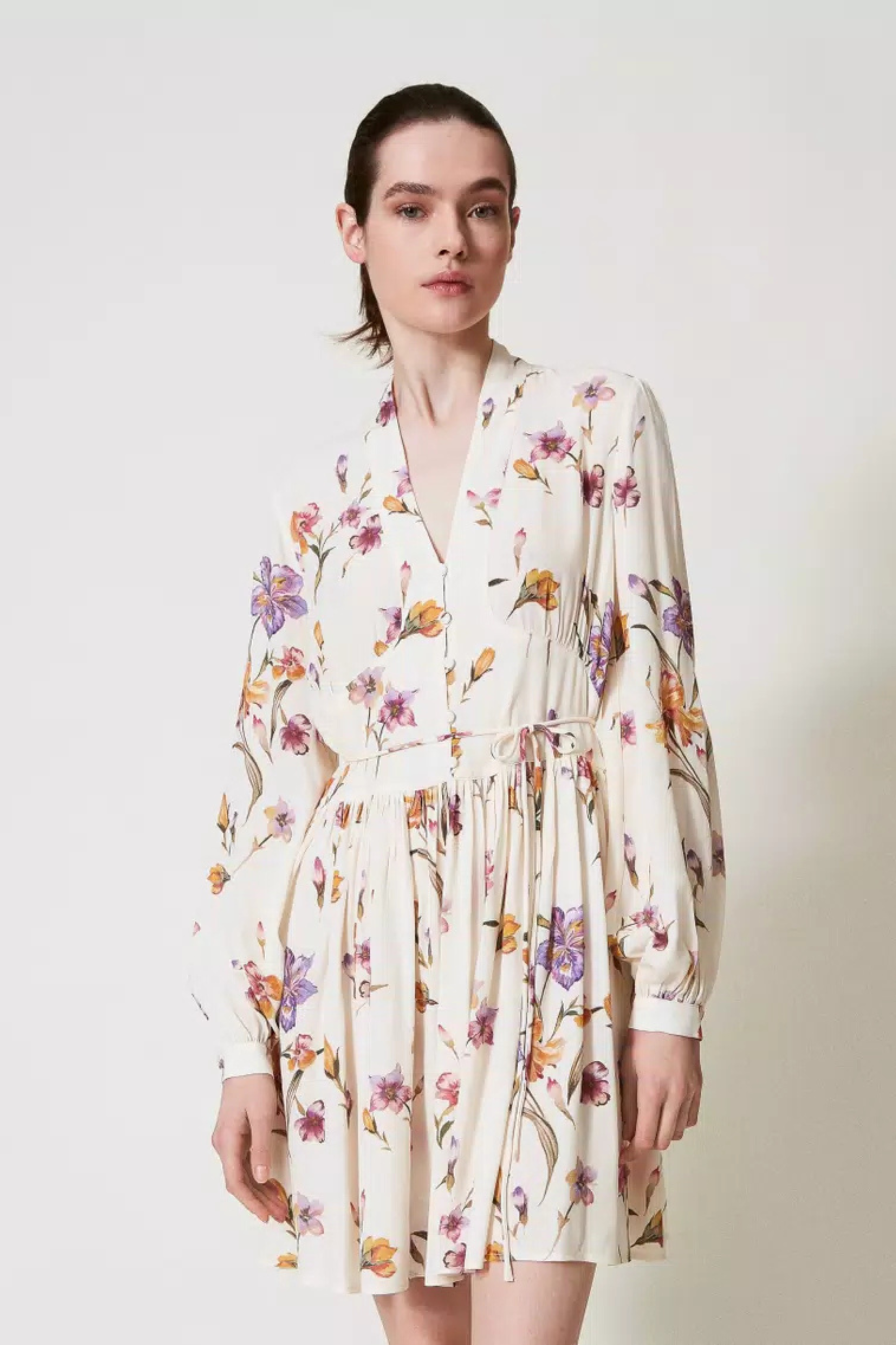Short crêpe de Chine floral dress, Composition: 100% Viscose, Multicolour/Mother of Pearl Iris print, V-neckline with covered button fastening, New Arrivals, SS25, Espace Cannelle