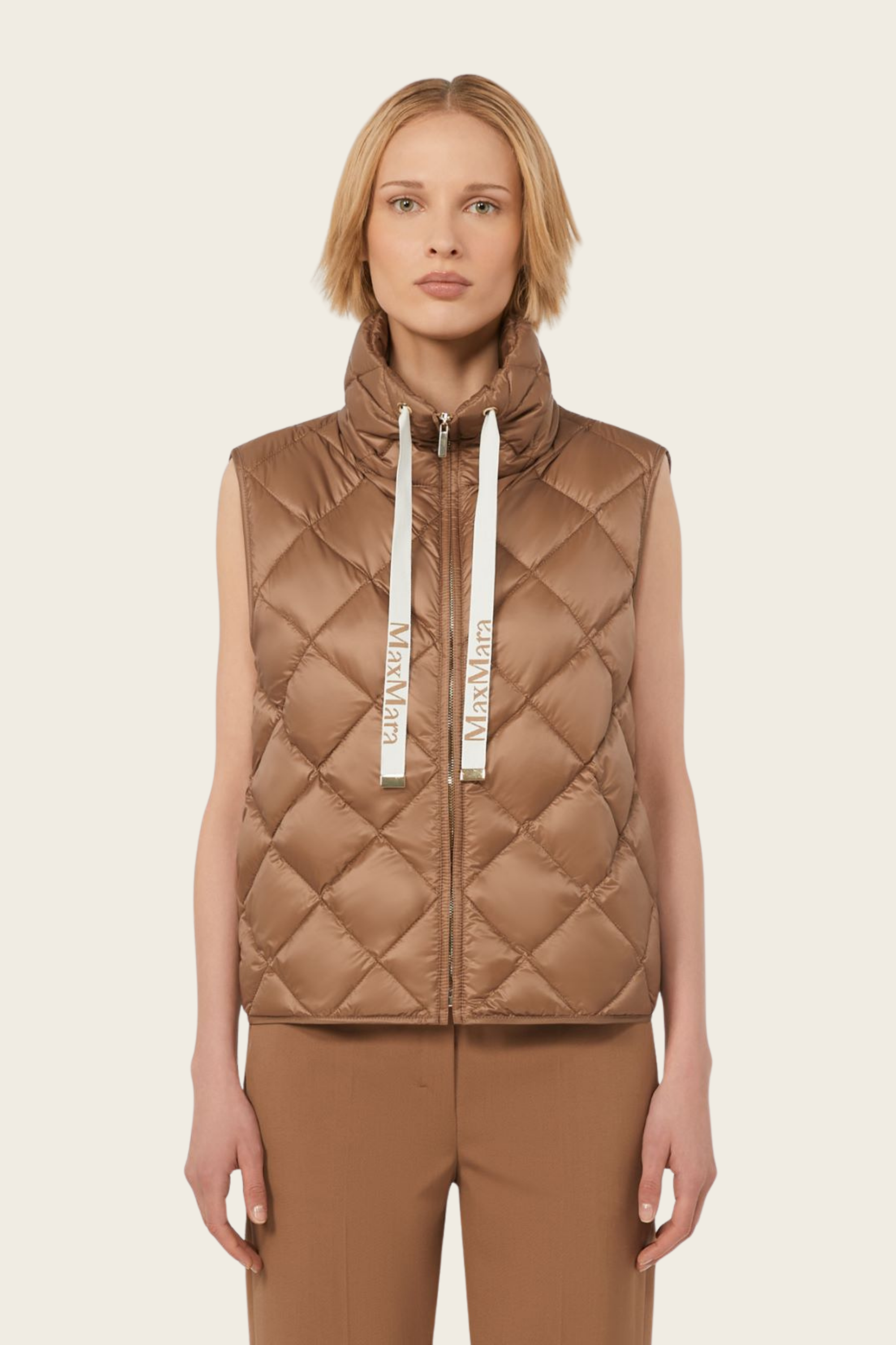 Padded water-repellent nylon canvas gilet, Composition: Fabric 100% polyamide; lining 100% polyamide; padding in virgin goose down (contains non-textile parts of animal origin); care case 100% polyamide, Regular fit, Diamond-quilted, water-repellent nylon canvas, New Arrivals, SS26, Espace Cannelle