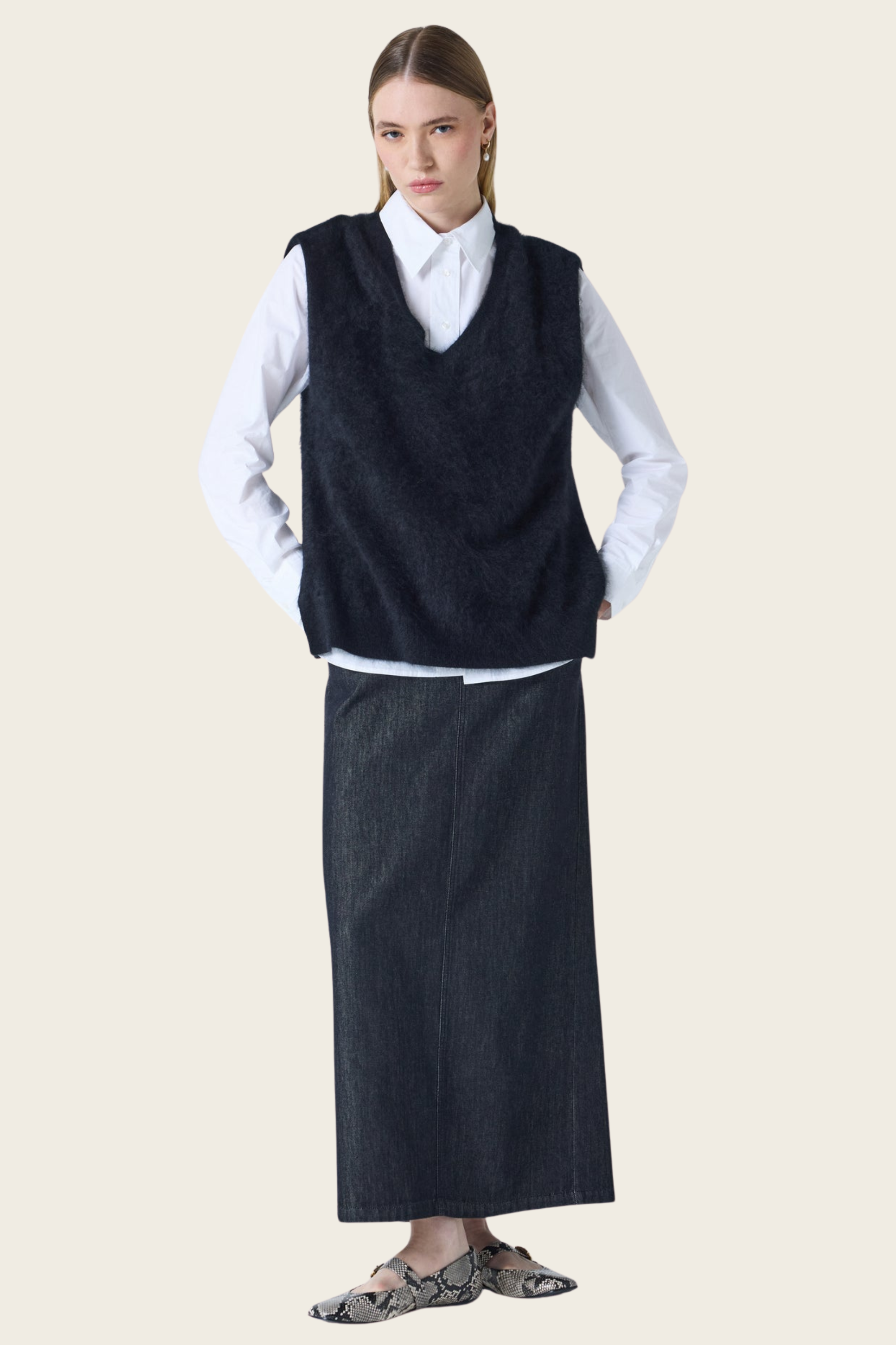 Miriam Brushed Sweater, Material: 100% Brushed Cashmere (2-ply, 12 GG), Colour: Black, Fit: Oversized, New Arrivals, FW25, Espace Cannelle