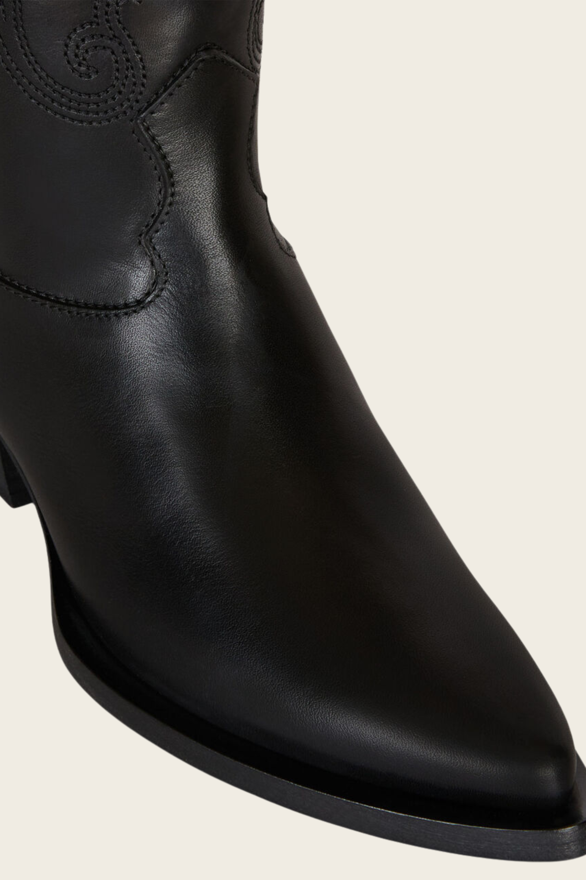 Botas de couro com bordados paisley