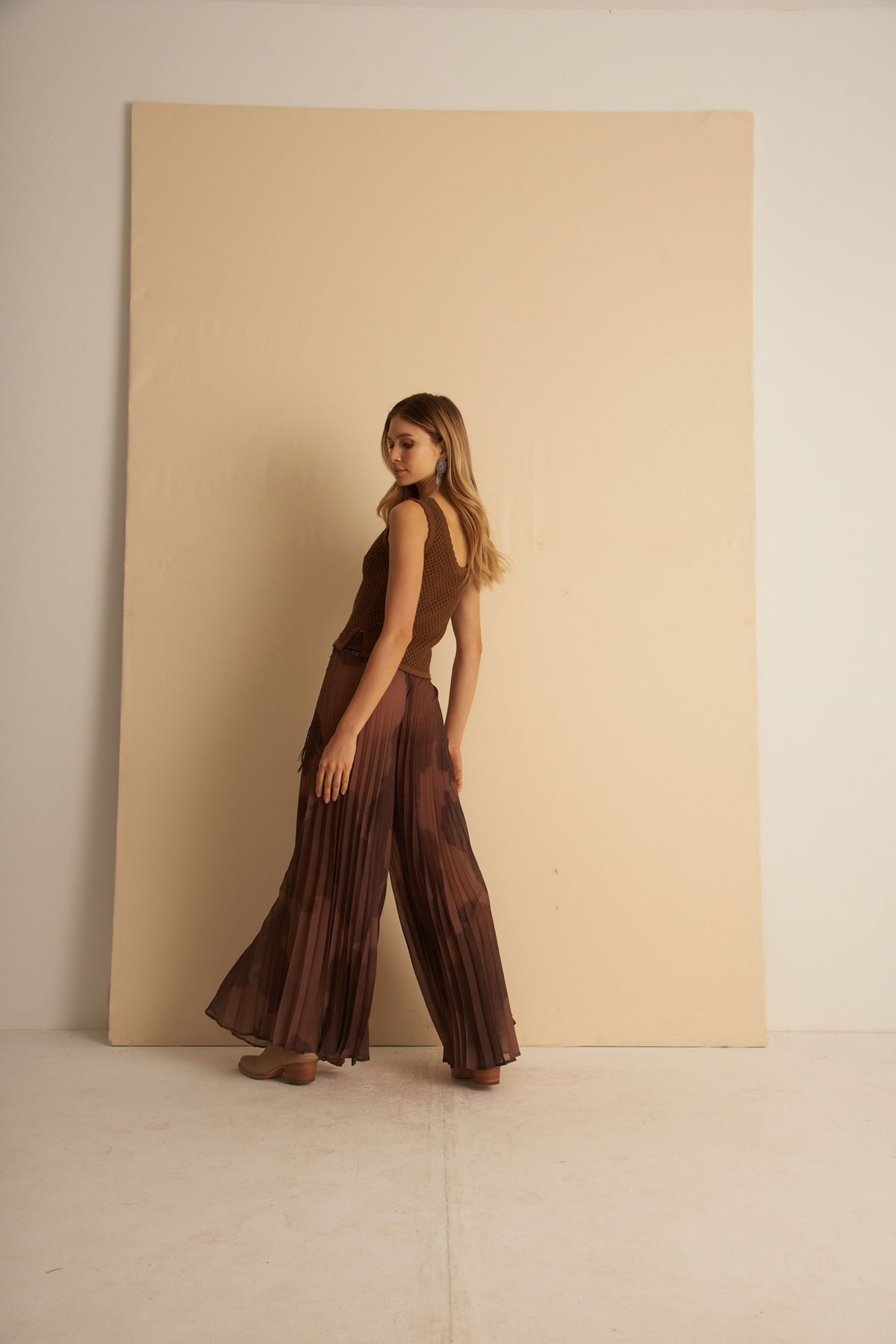 Analu wide-leg trousers by Cecilia Prado, side view on a model