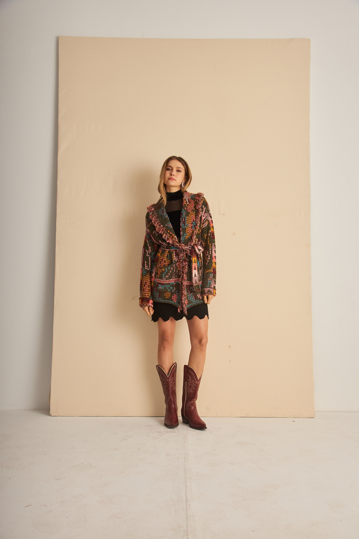 Dri cardigan with multicoloured pattern by Cecilia Prado, front view with waist tie on a model - espace cannelle