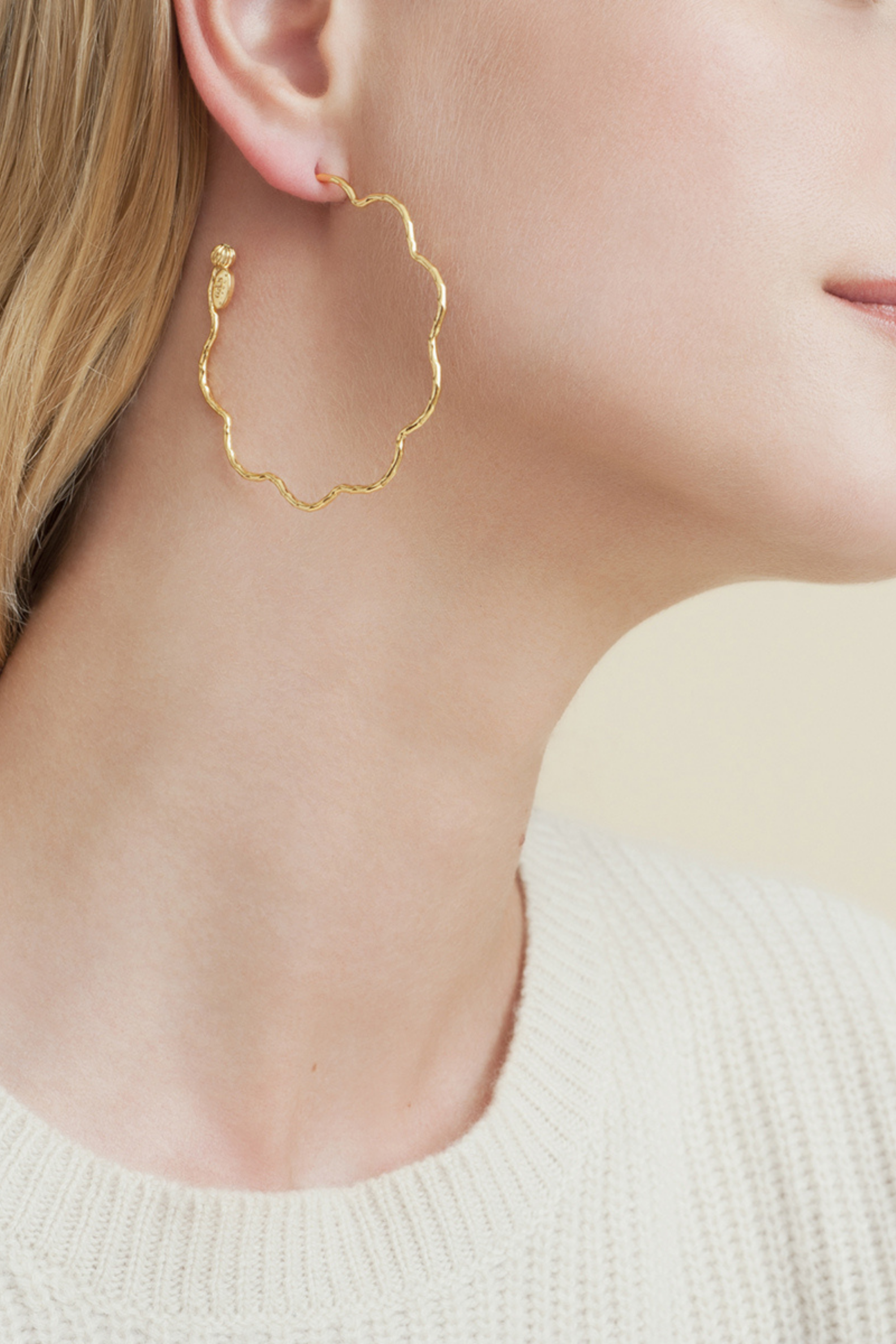 Brincos Argola Dourada Florette - Gas Bijoux (xzx) vendidos 